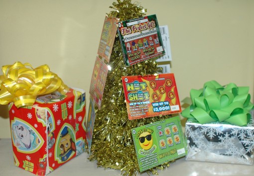 This DIY Lottery Ticket Tree is a great way to #GiveInstantJoy this holiday season
